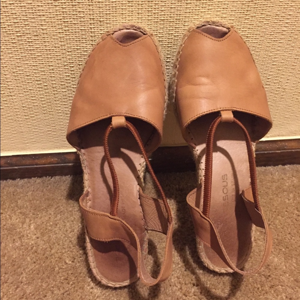 Andre Assous sandals